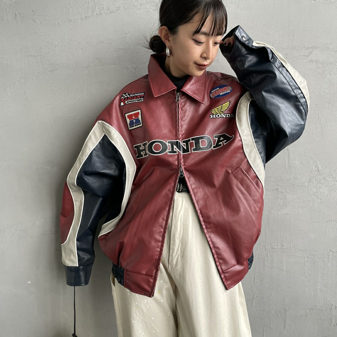 HONDA × JEANSFACTORY [ホンダ × ジーンズファクトリー] フェイクレザーレーシングジャケット [JFC-254-085] RED &&モデル身長：150cm 着用サイズ：S&&