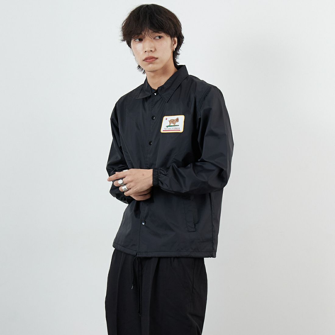 The Endless Summer [エンドレスサマー] カリフォルニアリパブリック コーチジャケット [SD-25774003] 01 BLACK &&モデル身長：179cm 着用サイズ：M&&
