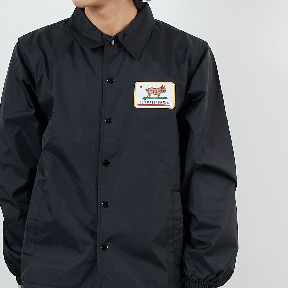 The Endless Summer [エンドレスサマー] カリフォルニアリパブリック コーチジャケット [SD-25774003] 01 BLACK &&モデル身長：179cm 着用サイズ：M&&