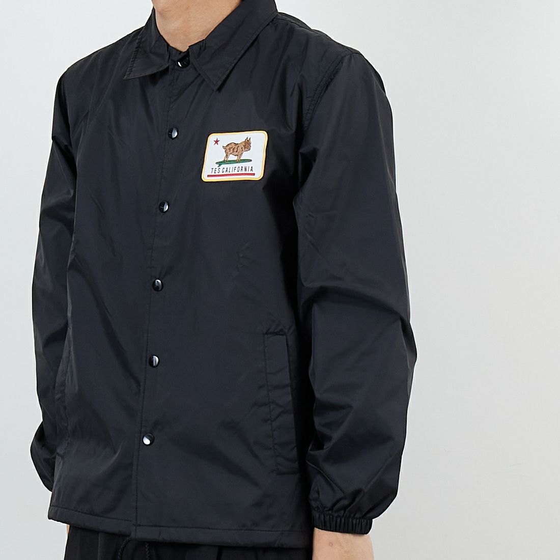 The Endless Summer [エンドレスサマー] カリフォルニアリパブリック コーチジャケット [SD-25774003] 01 BLACK &&モデル身長：179cm 着用サイズ：M&&