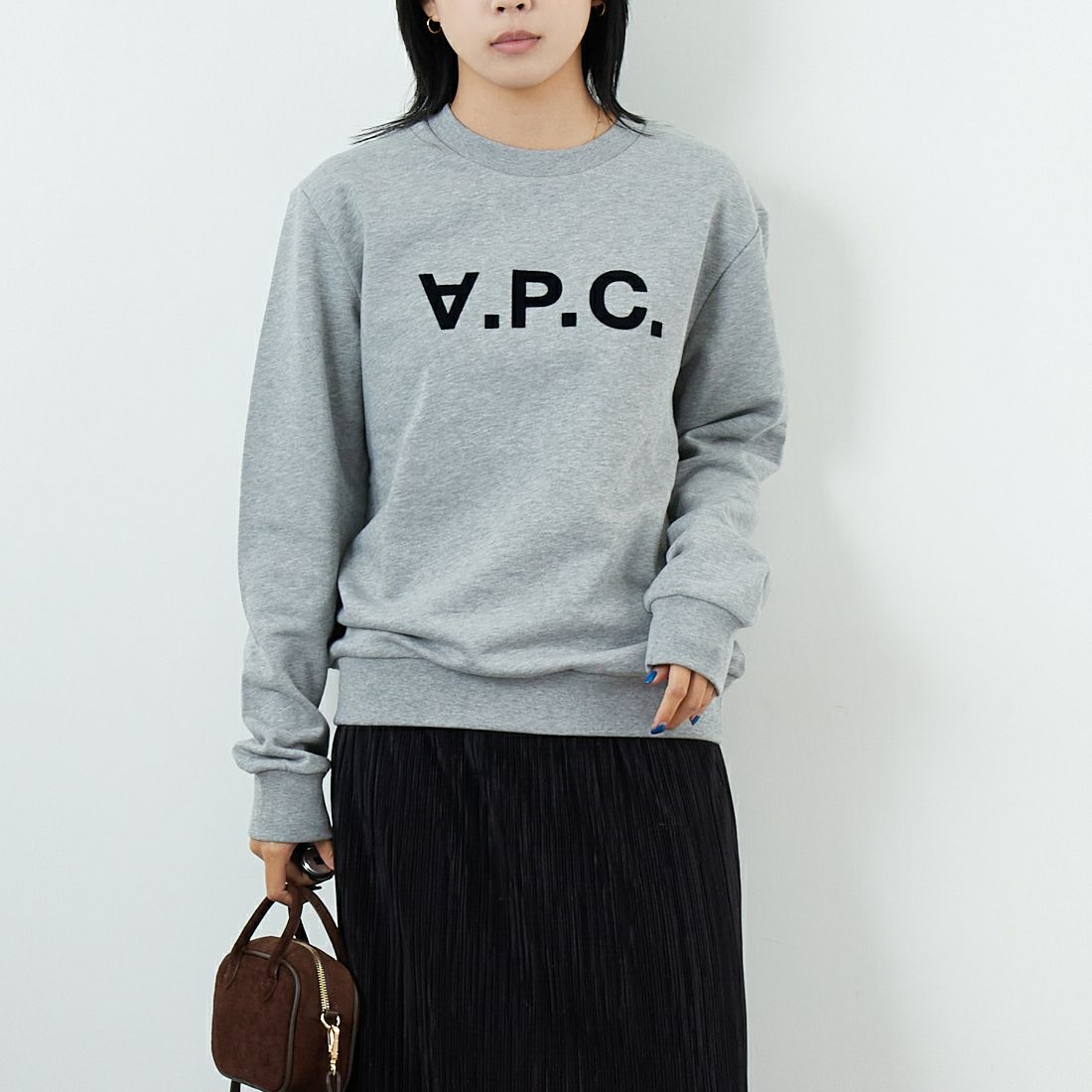 A.P.C. [アー・ペー・セー] VPCロゴ スウェットシャツ [STANDARD-GRAND-VPC] 92 GRIS &&モデル身長：167cm 着用サイズ：S&&