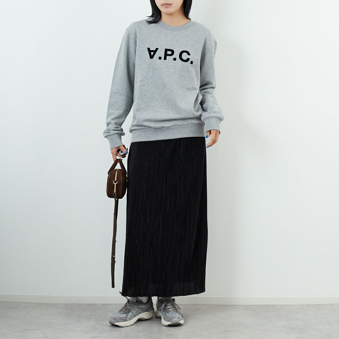 A.P.C. [アー・ペー・セー] VPCロゴ スウェットシャツ [STANDARD-GRAND-VPC] 92 GRIS &&モデル身長：167cm 着用サイズ：S&&