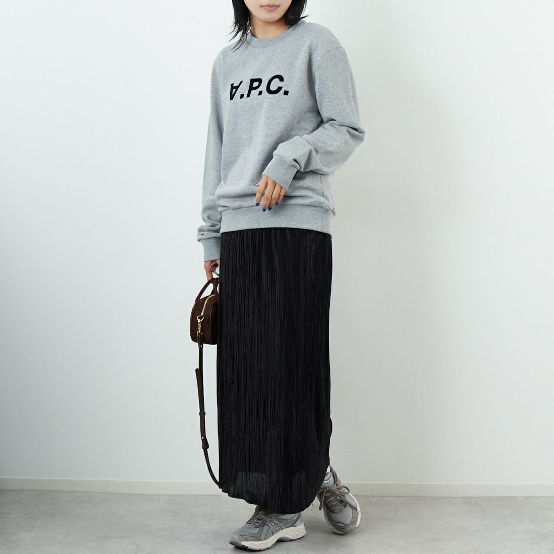 A.P.C. [アー・ペー・セー] VPCロゴ スウェットシャツ [STANDARD-GRAND-VPC] 92 GRIS &&モデル身長：167cm 着用サイズ：S&&