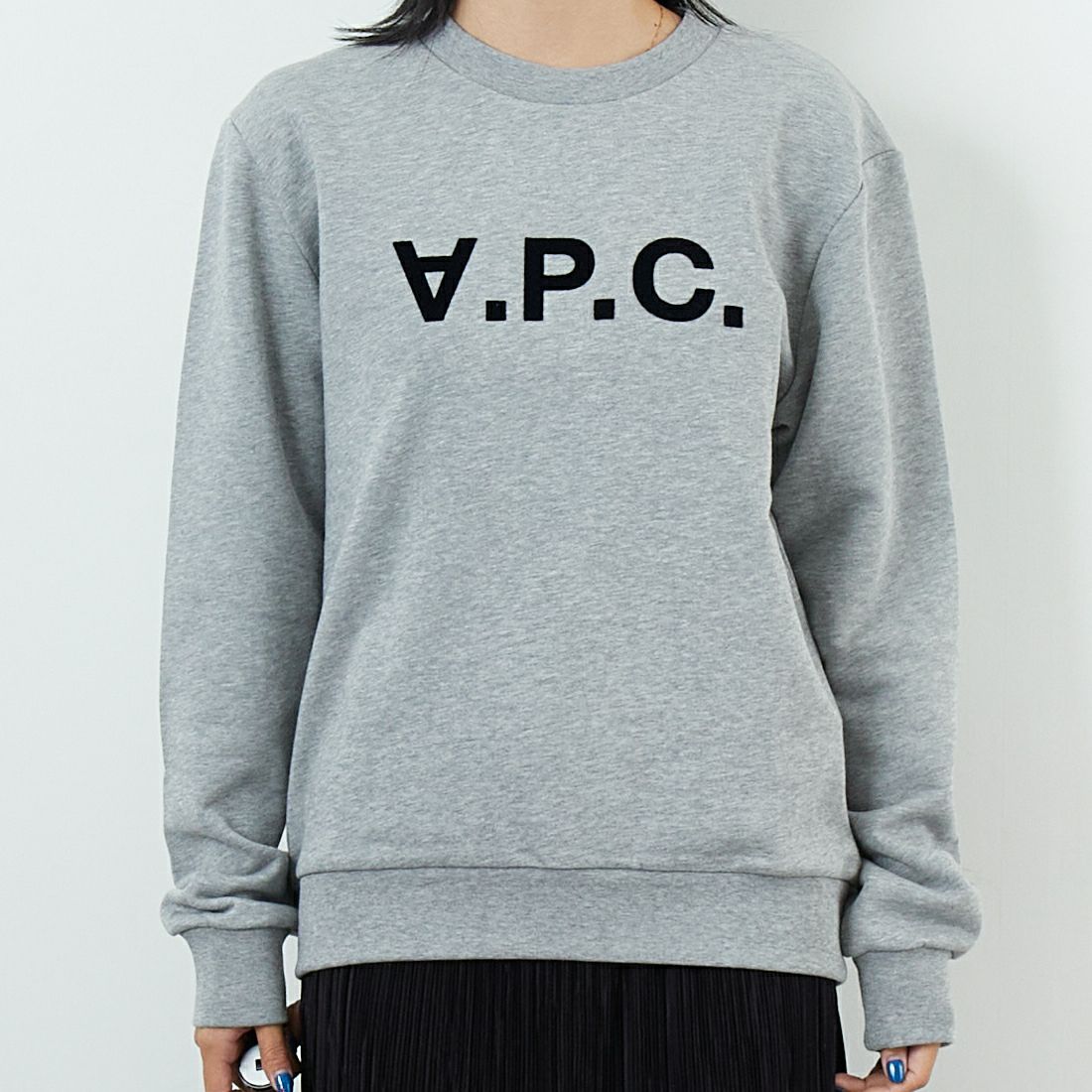 A.P.C. [アー・ペー・セー] VPCロゴ スウェットシャツ [STANDARD-GRAND-VPC] 92 GRIS &&モデル身長：167cm 着用サイズ：S&&