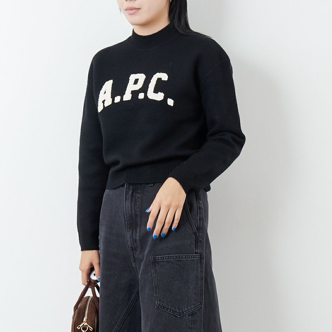 A.P.C. [アー・ペー・セー] APCロゴ クルーネックニット [PULL-JADA-LAINE] 99 NOIR &&モデル身長：167cm 着用サイズ：S&&