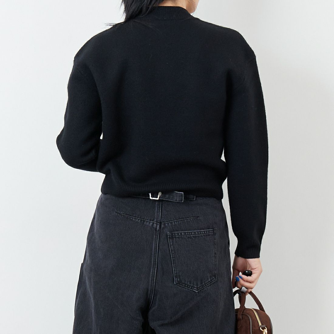 A.P.C. [アー・ペー・セー] APCロゴ クルーネックニット [PULL-JADA-LAINE] 99 NOIR &&モデル身長：167cm 着用サイズ：S&&