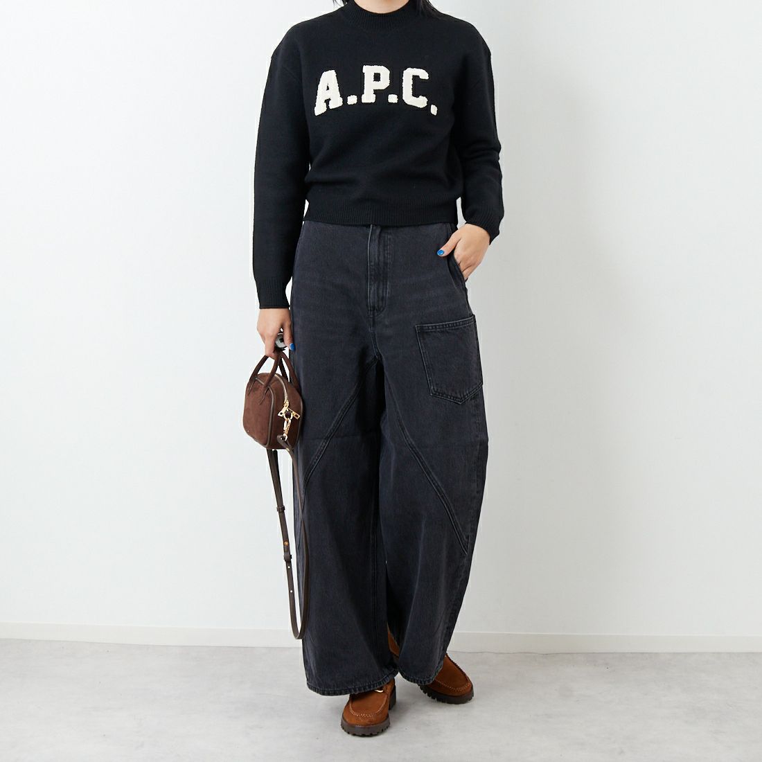 A.P.C. [アー・ペー・セー] APCロゴ クルーネックニット [PULL-JADA-LAINE] 99 NOIR &&モデル身長：167cm 着用サイズ：S&&
