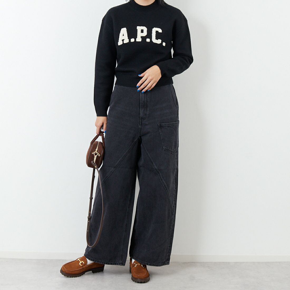 A.P.C. [アー・ペー・セー] APCロゴ クルーネックニット [PULL-JADA-LAINE] 99 NOIR &&モデル身長：167cm 着用サイズ：S&&
