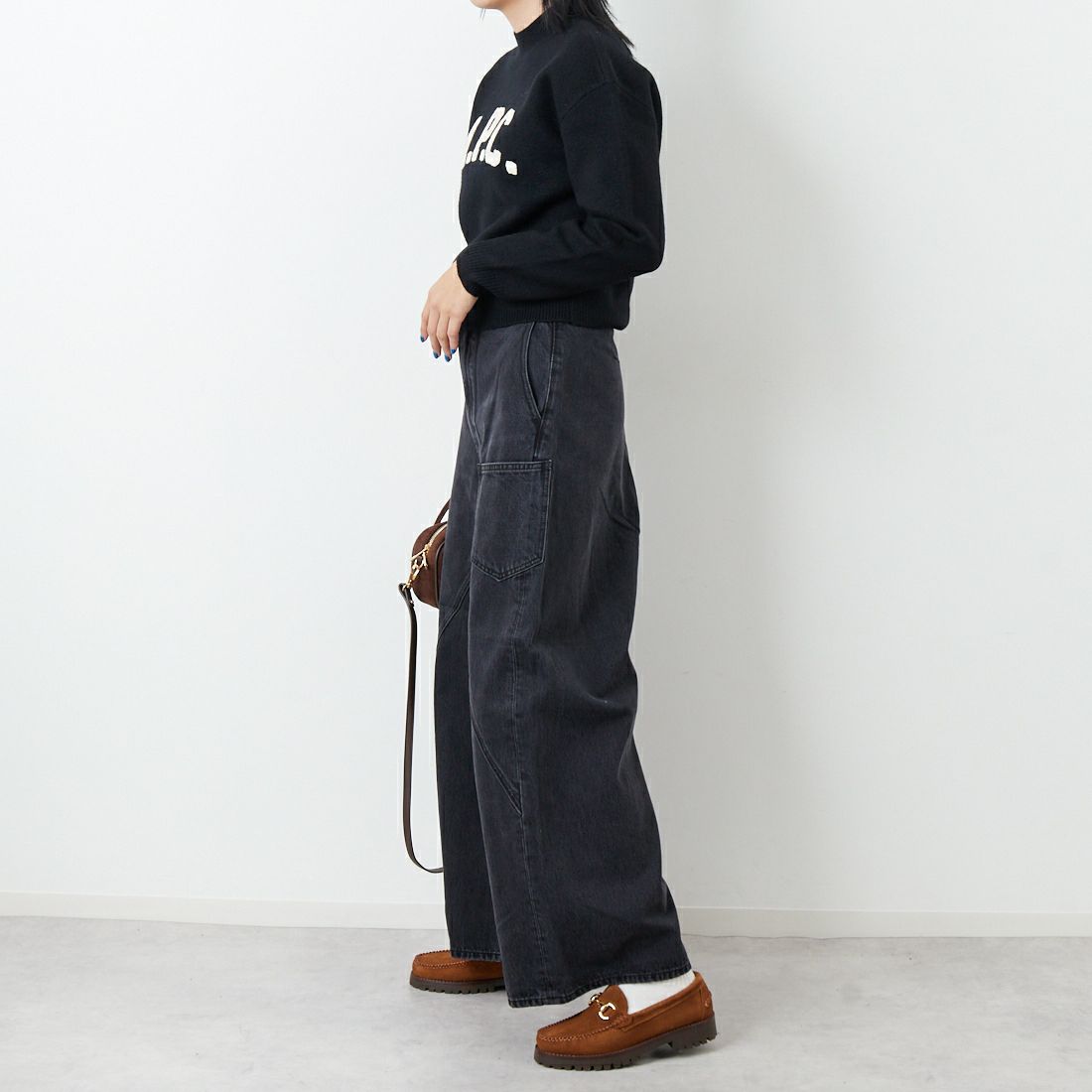 A.P.C. [アー・ペー・セー] APCロゴ クルーネックニット [PULL-JADA-LAINE] 99 NOIR &&モデル身長：167cm 着用サイズ：S&&
