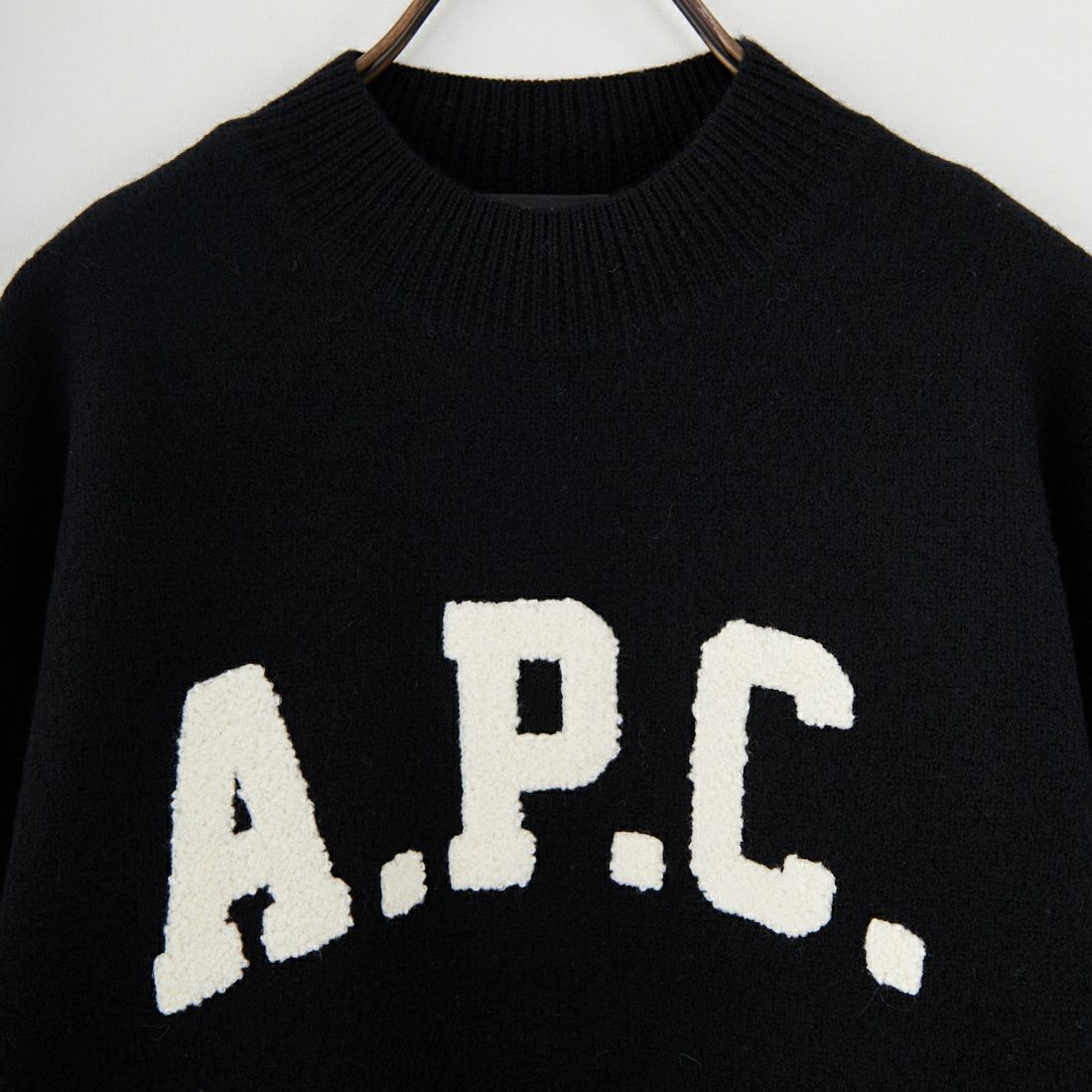 A.P.C. [アー・ペー・セー] APCロゴ クルーネックニット [PULL-JADA-LAINE] 99 NOIR