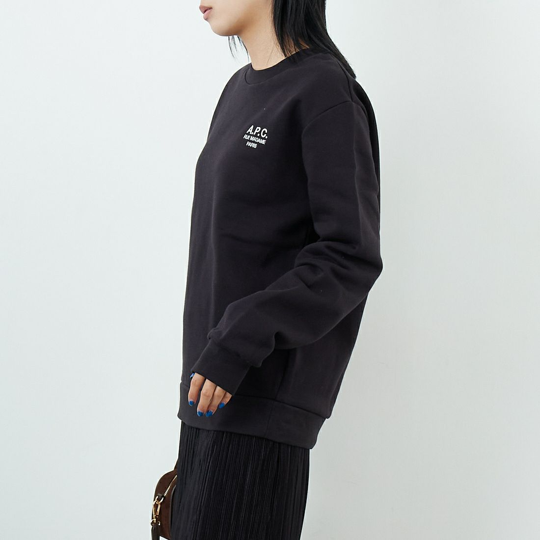 A.P.C. [アー・ペー・セー] APCロゴ刺繍 スウェットシャツ [STANDARD-RUE-MADAME] 99 NOIR &&モデル身長：167cm 着用サイズ：S&&
