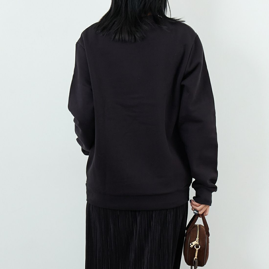 A.P.C. [アー・ペー・セー] APCロゴ刺繍 スウェットシャツ [STANDARD-RUE-MADAME] 99 NOIR &&モデル身長：167cm 着用サイズ：S&&