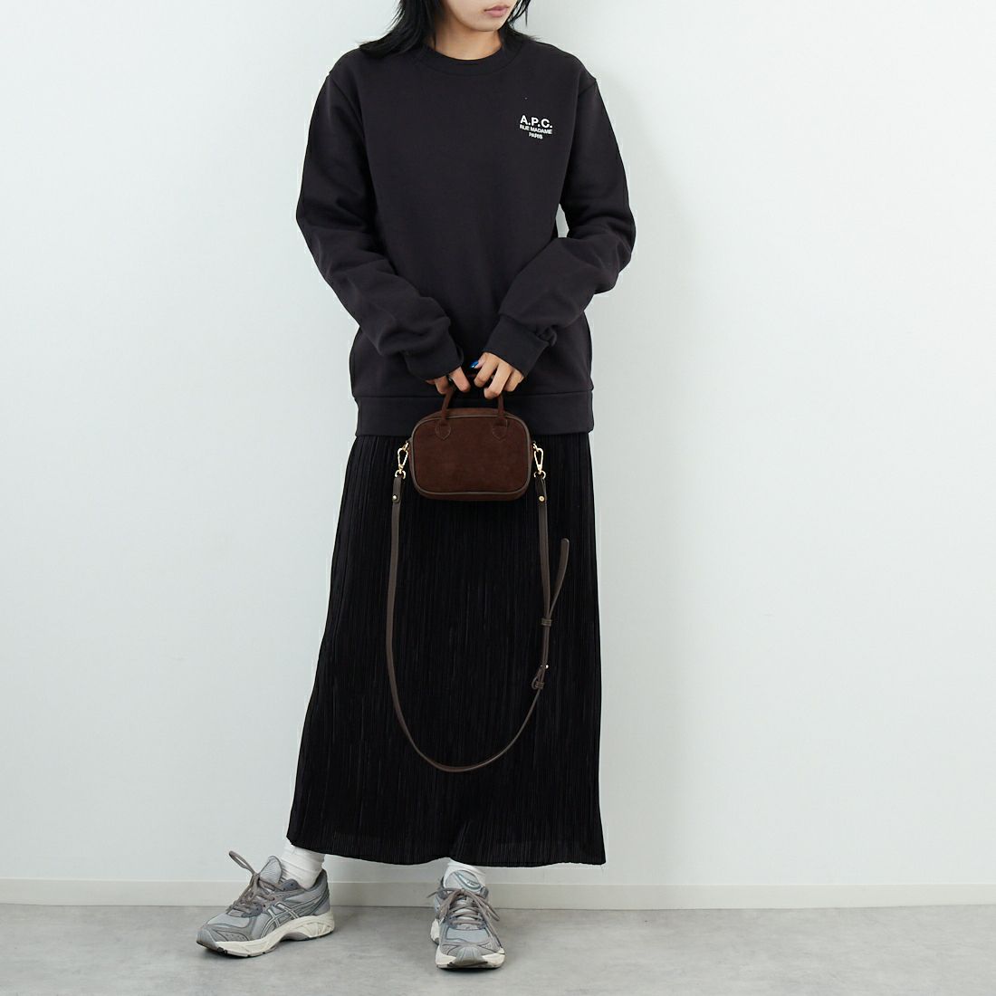 A.P.C. [アー・ペー・セー] APCロゴ刺繍 スウェットシャツ [STANDARD-RUE-MADAME] 99 NOIR &&モデル身長：167cm 着用サイズ：S&&