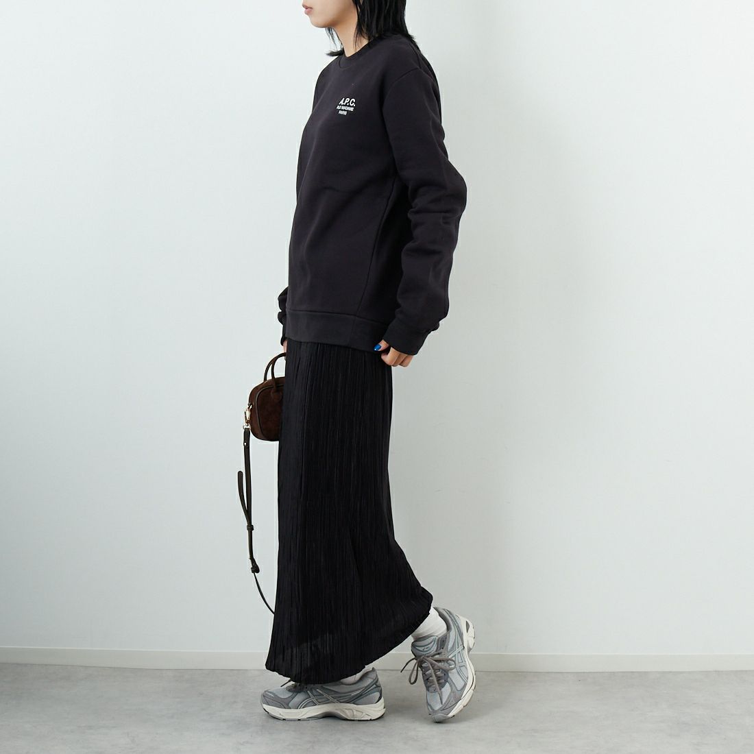 A.P.C. [アー・ペー・セー] APCロゴ刺繍 スウェットシャツ [STANDARD-RUE-MADAME] 99 NOIR &&モデル身長：167cm 着用サイズ：S&&