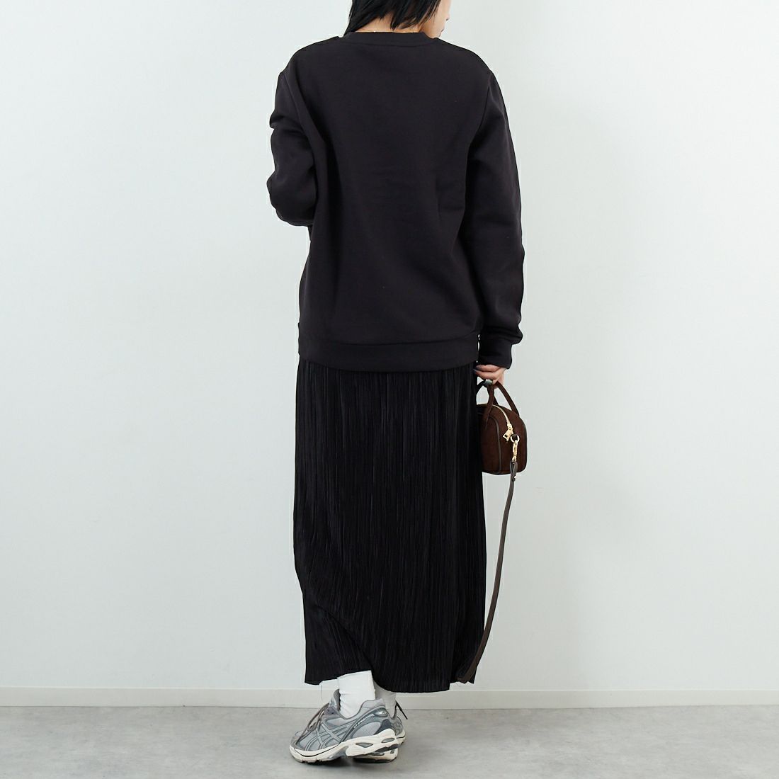 A.P.C. [アー・ペー・セー] APCロゴ刺繍 スウェットシャツ [STANDARD-RUE-MADAME] 99 NOIR &&モデル身長：167cm 着用サイズ：S&&