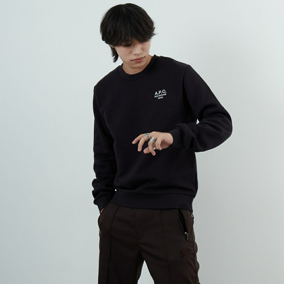 A.P.C. [アー・ペー・セー] APCロゴ刺繍 スウェットシャツ [STANDARD-RUE-MADAME] 99 NOIR &&モデル身長：179cm 着用サイズ：M&&