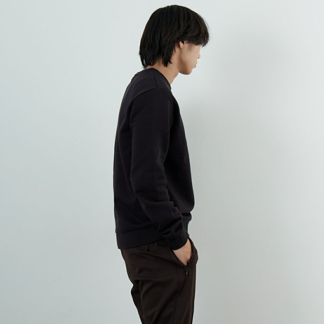 A.P.C. [アー・ペー・セー] APCロゴ刺繍 スウェットシャツ [STANDARD-RUE-MADAME] 99 NOIR &&モデル身長：179cm 着用サイズ：M&&