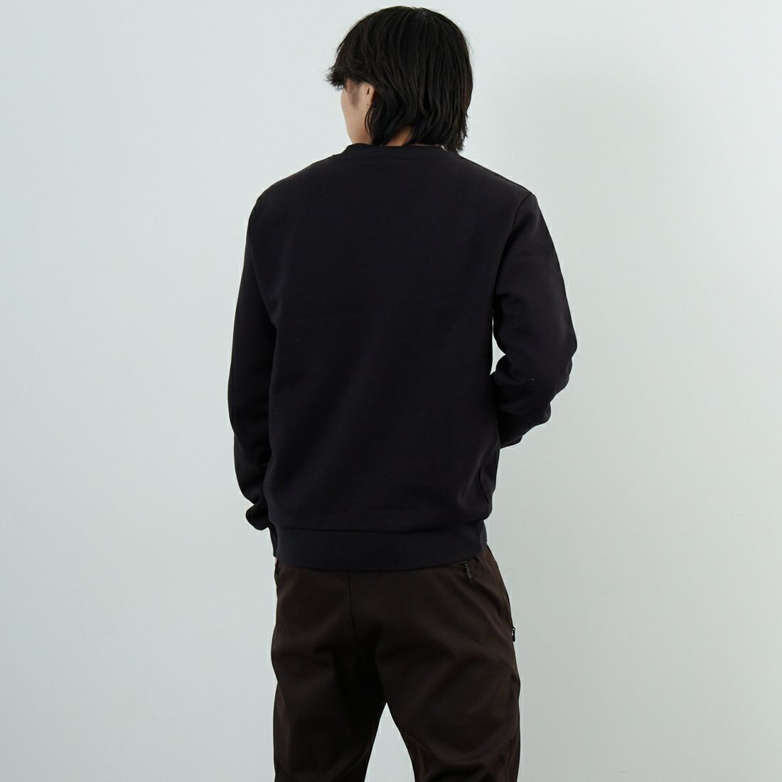 A.P.C. [アー・ペー・セー] APCロゴ刺繍 スウェットシャツ [STANDARD-RUE-MADAME] 99 NOIR &&モデル身長：179cm 着用サイズ：M&&