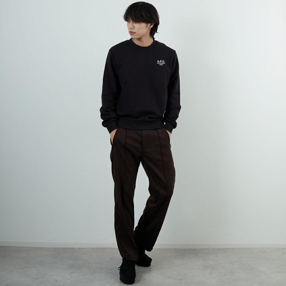 A.P.C. [アー・ペー・セー] APCロゴ刺繍 スウェットシャツ [STANDARD-RUE-MADAME] 99 NOIR &&モデル身長：179cm 着用サイズ：M&&