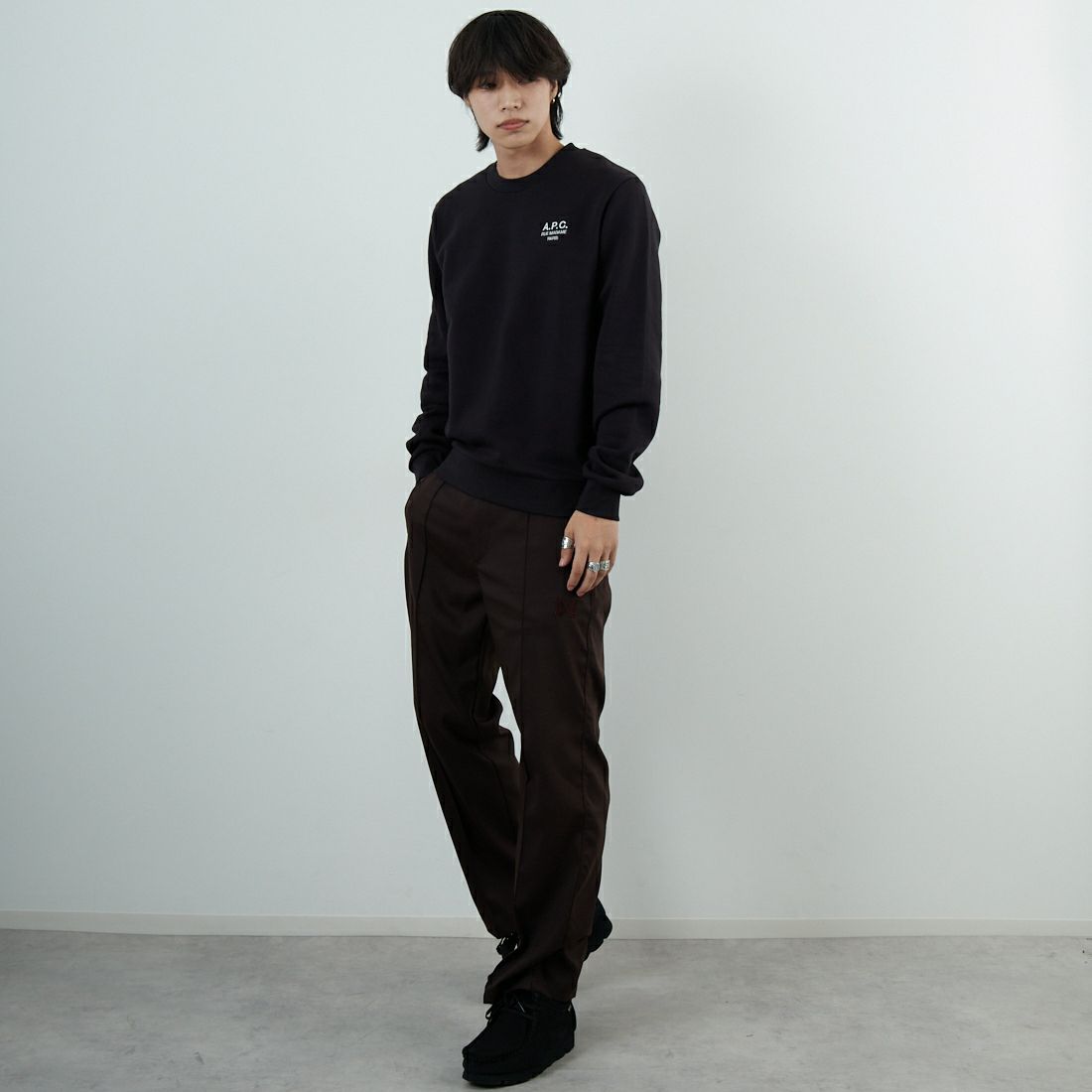 A.P.C. [アー・ペー・セー] APCロゴ刺繍 スウェットシャツ [STANDARD-RUE-MADAME] 99 NOIR &&モデル身長：179cm 着用サイズ：M&&