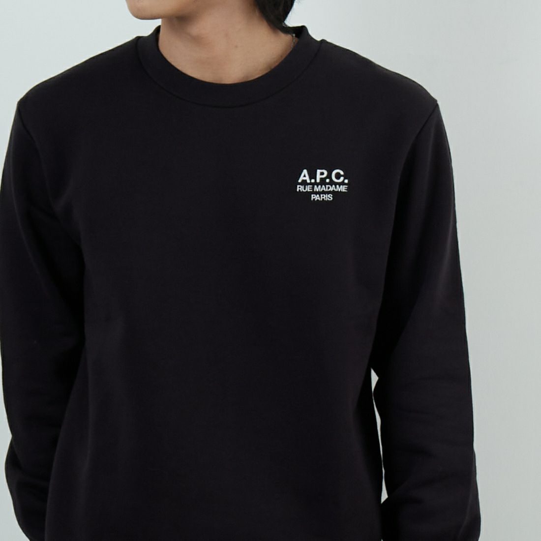 A.P.C. [アー・ペー・セー] APCロゴ刺繍 スウェットシャツ [STANDARD-RUE-MADAME] 99 NOIR &&モデル身長：179cm 着用サイズ：M&&