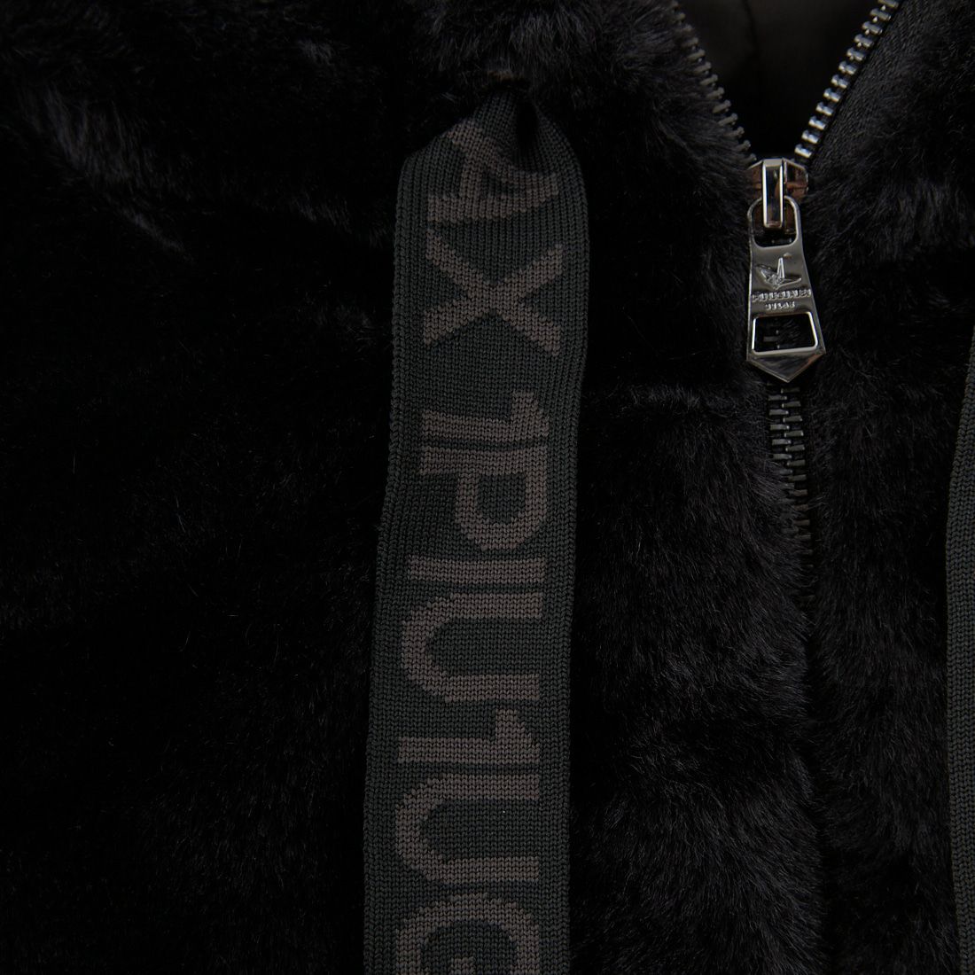 1PIU1UGUALE3 RELAX [ウノ ピゥ ウノ ウグァーレ トレ] ラインストーンロゴファーブルゾン [USO-25160] SN90 BLACK