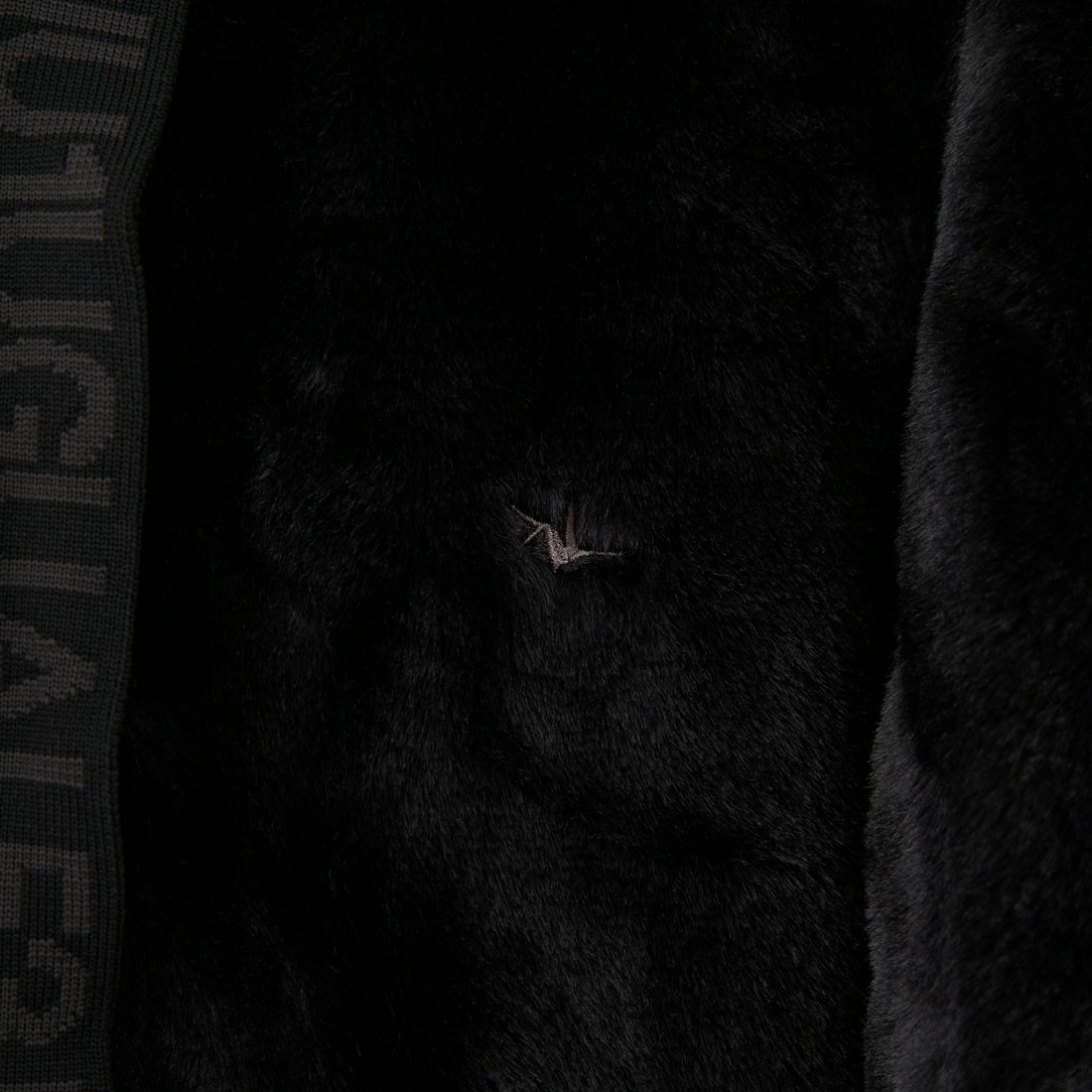 1PIU1UGUALE3 RELAX [ウノ ピゥ ウノ ウグァーレ トレ] ラインストーンロゴファーブルゾン [USO-25160] SN90 BLACK