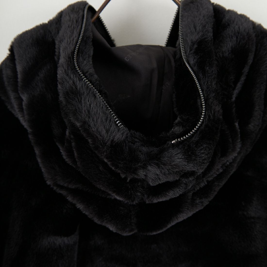 1PIU1UGUALE3 RELAX [ウノ ピゥ ウノ ウグァーレ トレ] ラインストーンロゴファーブルゾン [USO-25160] SN90 BLACK