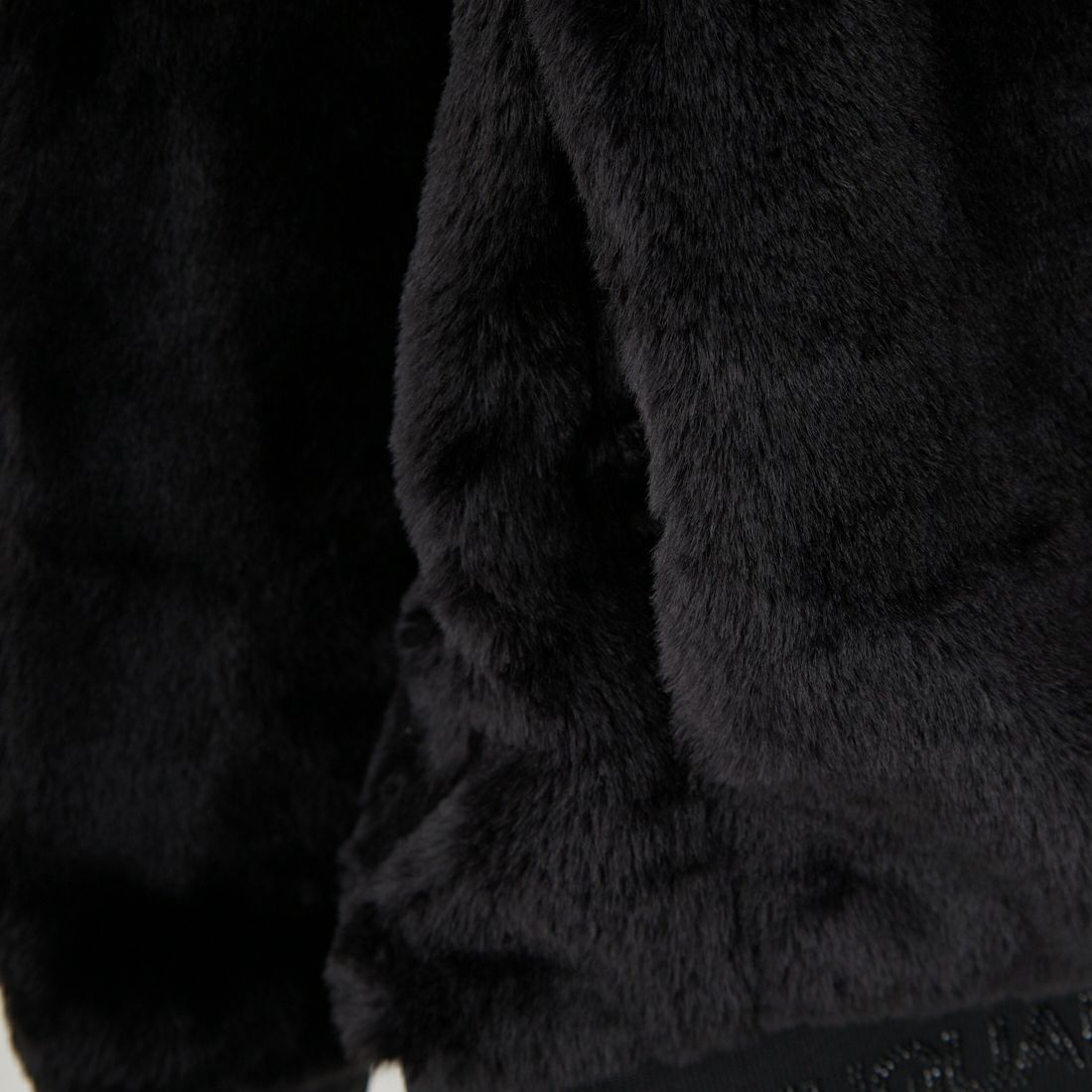 1PIU1UGUALE3 RELAX [ウノ ピゥ ウノ ウグァーレ トレ] ラインストーンロゴファーブルゾン [USO-25160] SN90 BLACK