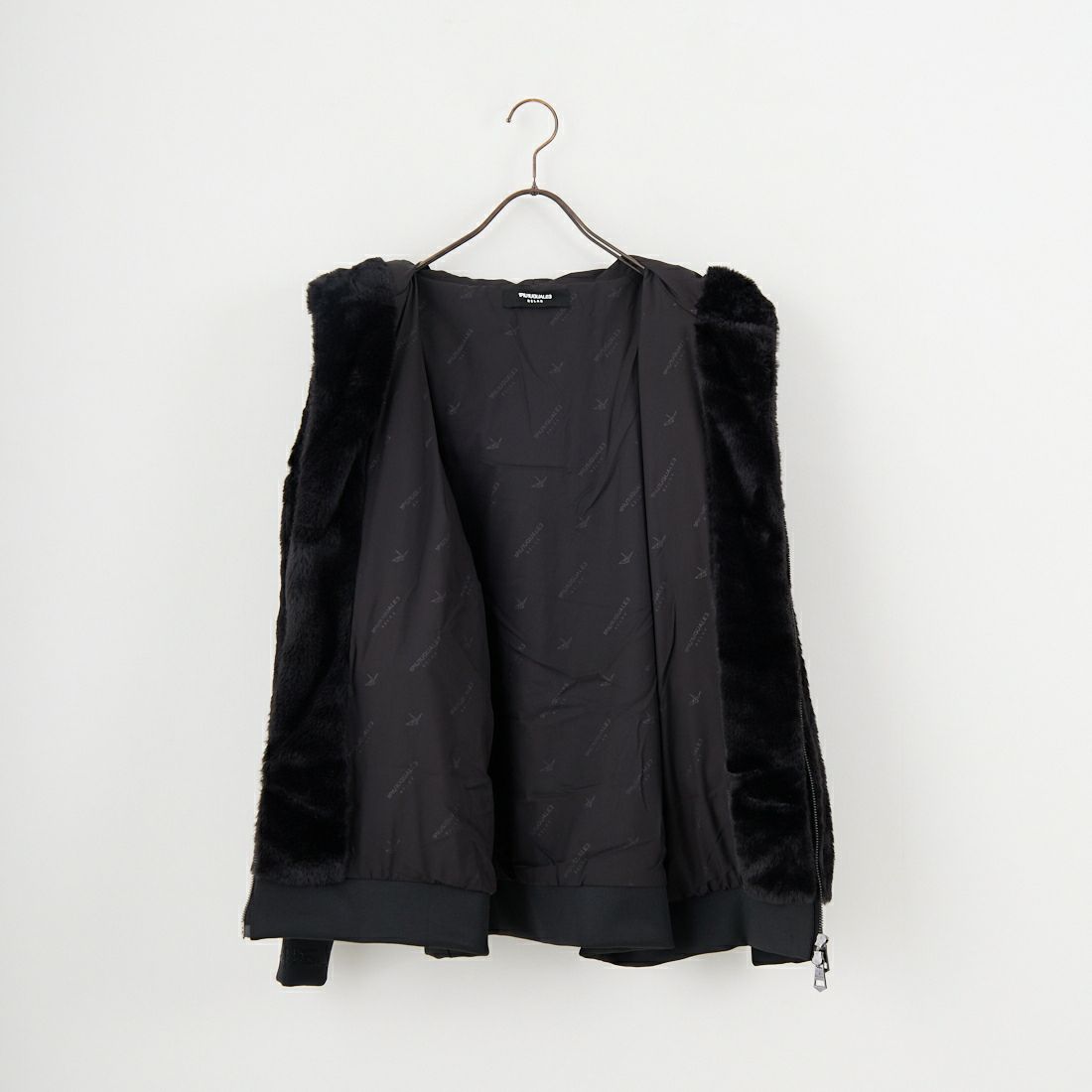 1PIU1UGUALE3 RELAX [ウノ ピゥ ウノ ウグァーレ トレ] ラインストーンロゴファーブルゾン [USO-25160] SN90 BLACK