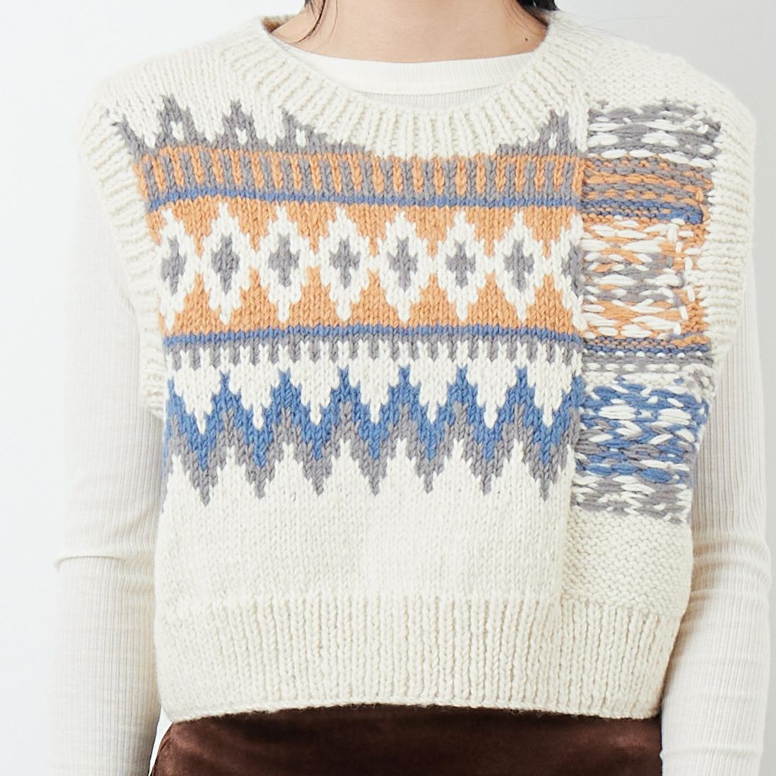 NEPAL HANDKNIT [ネパールハンドニット] ジャガードベスト [12568-NP] ﾎﾜｲﾄ/ﾌﾞﾙｰ &&モデル身長：167cm 着用サイズ：F&&