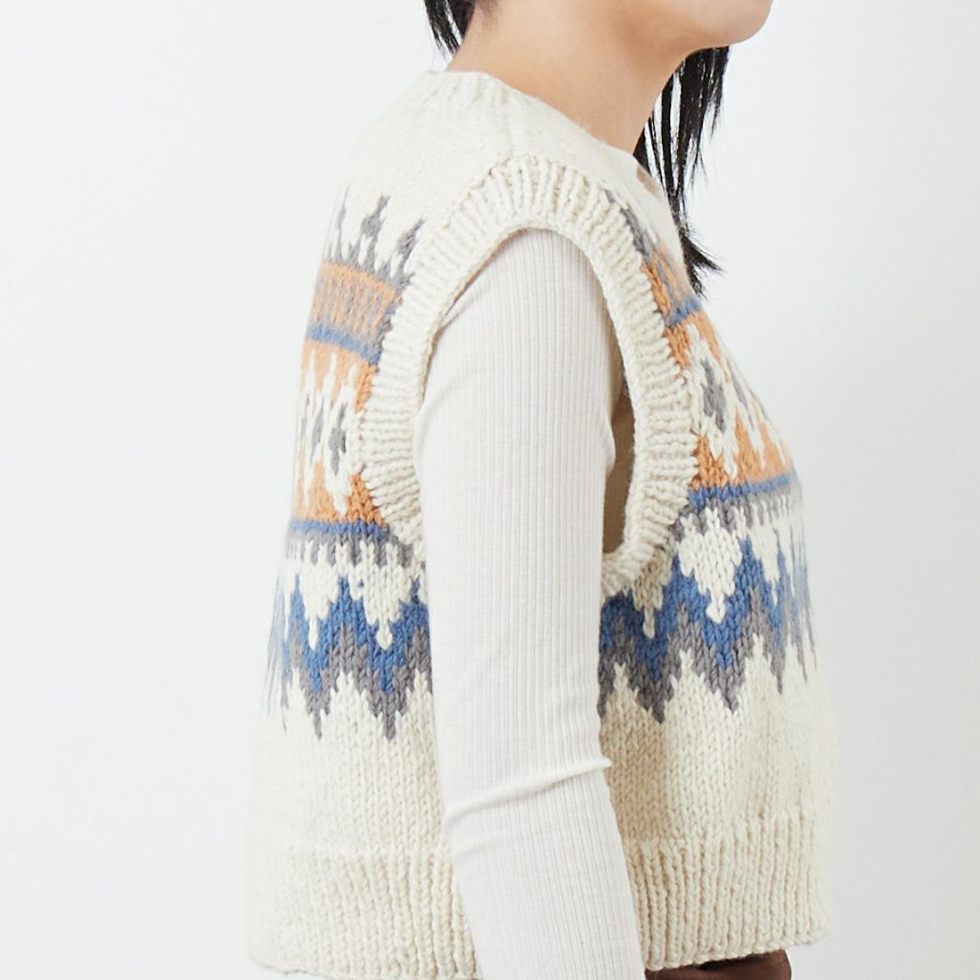 NEPAL HANDKNIT [ネパールハンドニット] ジャガードベスト [12568-NP] ﾎﾜｲﾄ/ﾌﾞﾙｰ &&モデル身長：167cm 着用サイズ：F&&