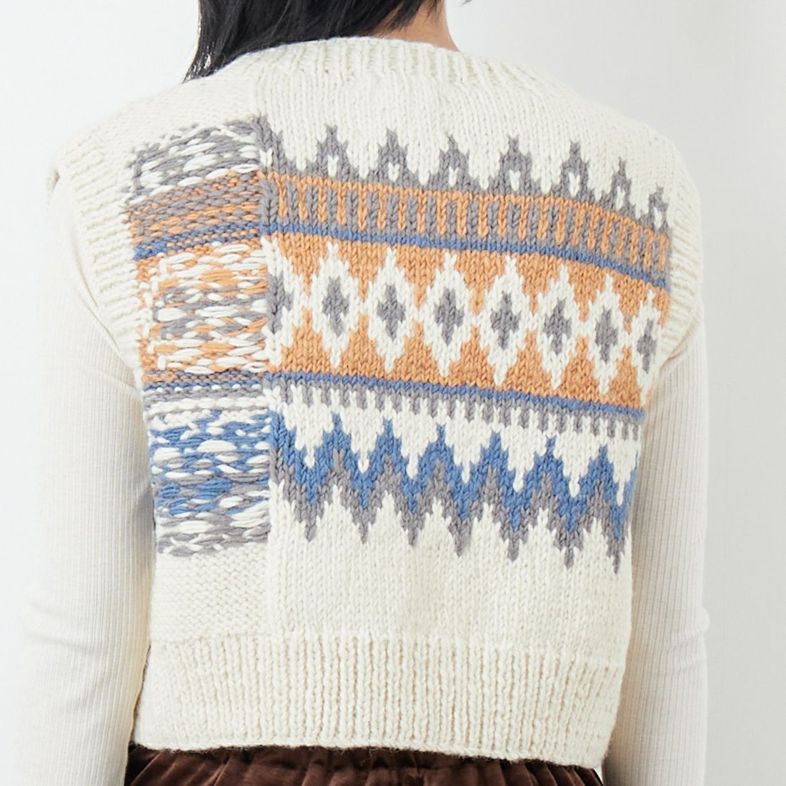 NEPAL HANDKNIT [ネパールハンドニット] ジャガードベスト [12568-NP] ﾎﾜｲﾄ/ﾌﾞﾙｰ &&モデル身長：167cm 着用サイズ：F&&