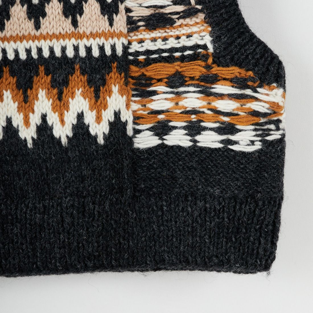 NEPAL HANDKNIT [ネパールハンドニット] ジャガードベスト [12568-NP] ﾁｬｺｰﾙ/ｲｴﾛｰ