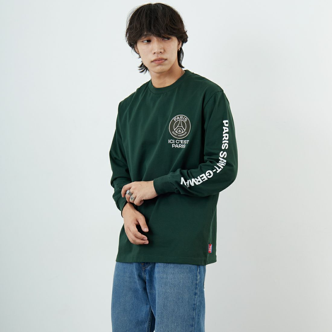 PARIS SAINT-GERMAN [パリ・サンジェルマン] PSG スエードエンブレムスリーブロゴTシャツ [PS0325FW0003] DK GREEN &&モデル身長：179cm 着用サイズ：L&&