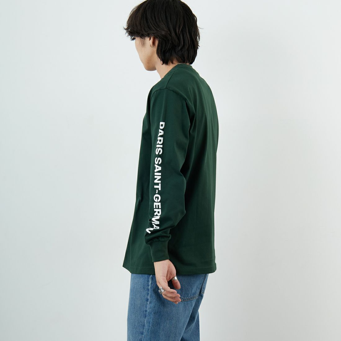 PARIS SAINT-GERMAN [パリ・サンジェルマン] PSG スエードエンブレムスリーブロゴTシャツ [PS0325FW0003] DK GREEN &&モデル身長：179cm 着用サイズ：L&&