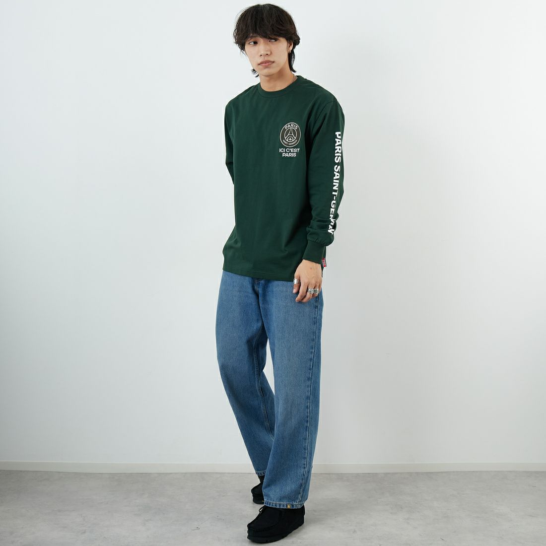 PARIS SAINT-GERMAN [パリ・サンジェルマン] PSG スエードエンブレムスリーブロゴTシャツ [PS0325FW0003] DK GREEN &&モデル身長：179cm 着用サイズ：L&&