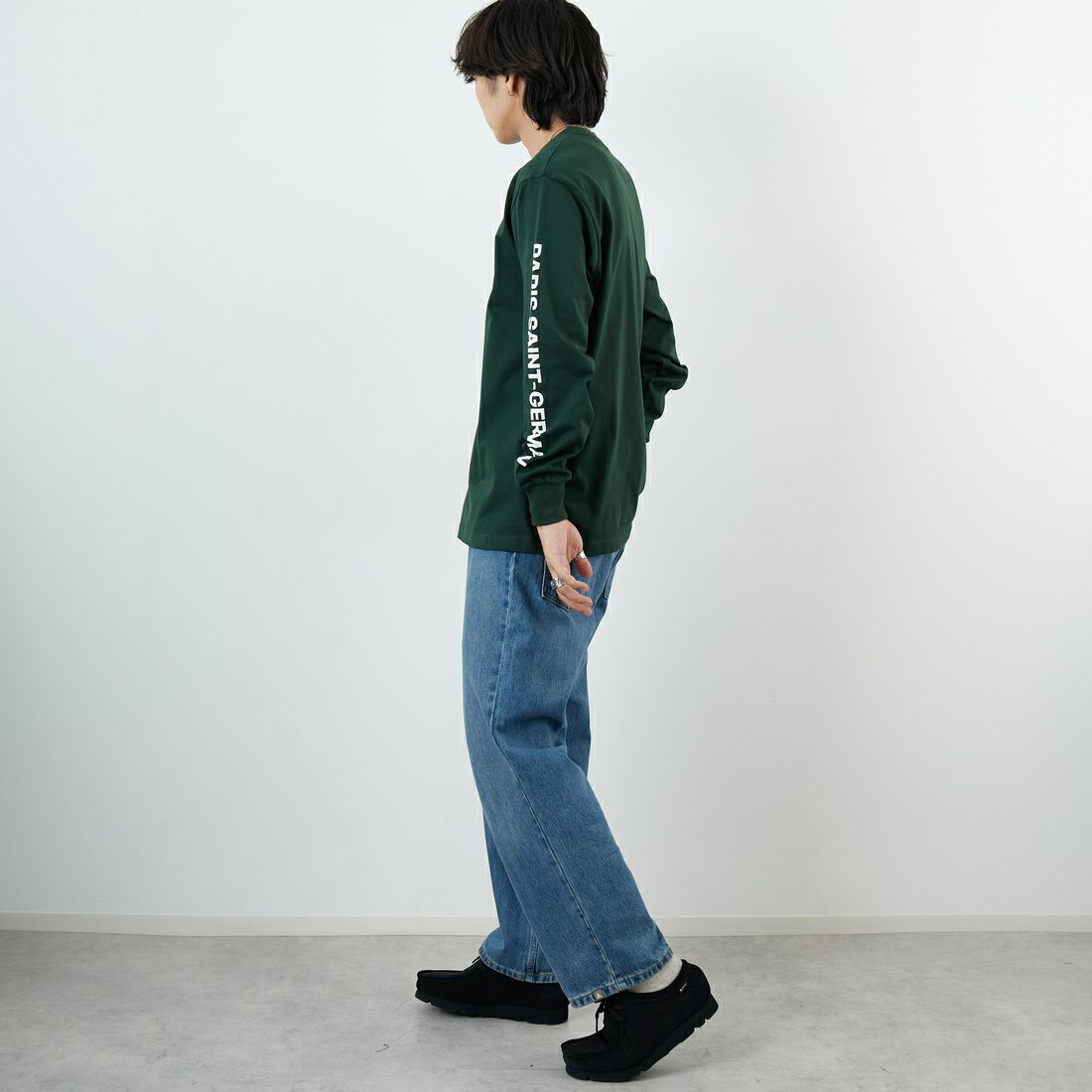 PARIS SAINT-GERMAN [パリ・サンジェルマン] PSG スエードエンブレムスリーブロゴTシャツ [PS0325FW0003] DK GREEN &&モデル身長：179cm 着用サイズ：L&&