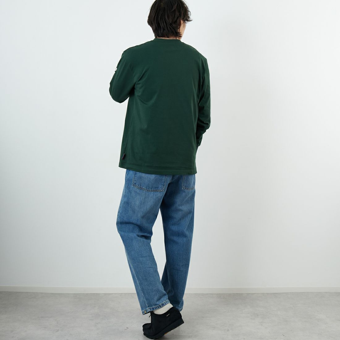 PARIS SAINT-GERMAN [パリ・サンジェルマン] PSG スエードエンブレムスリーブロゴTシャツ [PS0325FW0003] DK GREEN &&モデル身長：179cm 着用サイズ：L&&