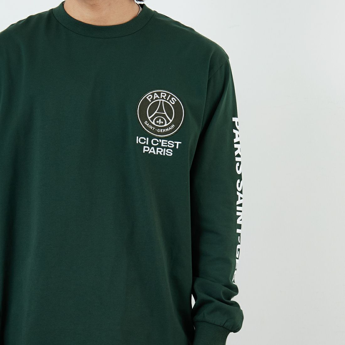 PARIS SAINT-GERMAN [パリ・サンジェルマン] PSG スエードエンブレムスリーブロゴTシャツ [PS0325FW0003] DK GREEN &&モデル身長：179cm 着用サイズ：L&&