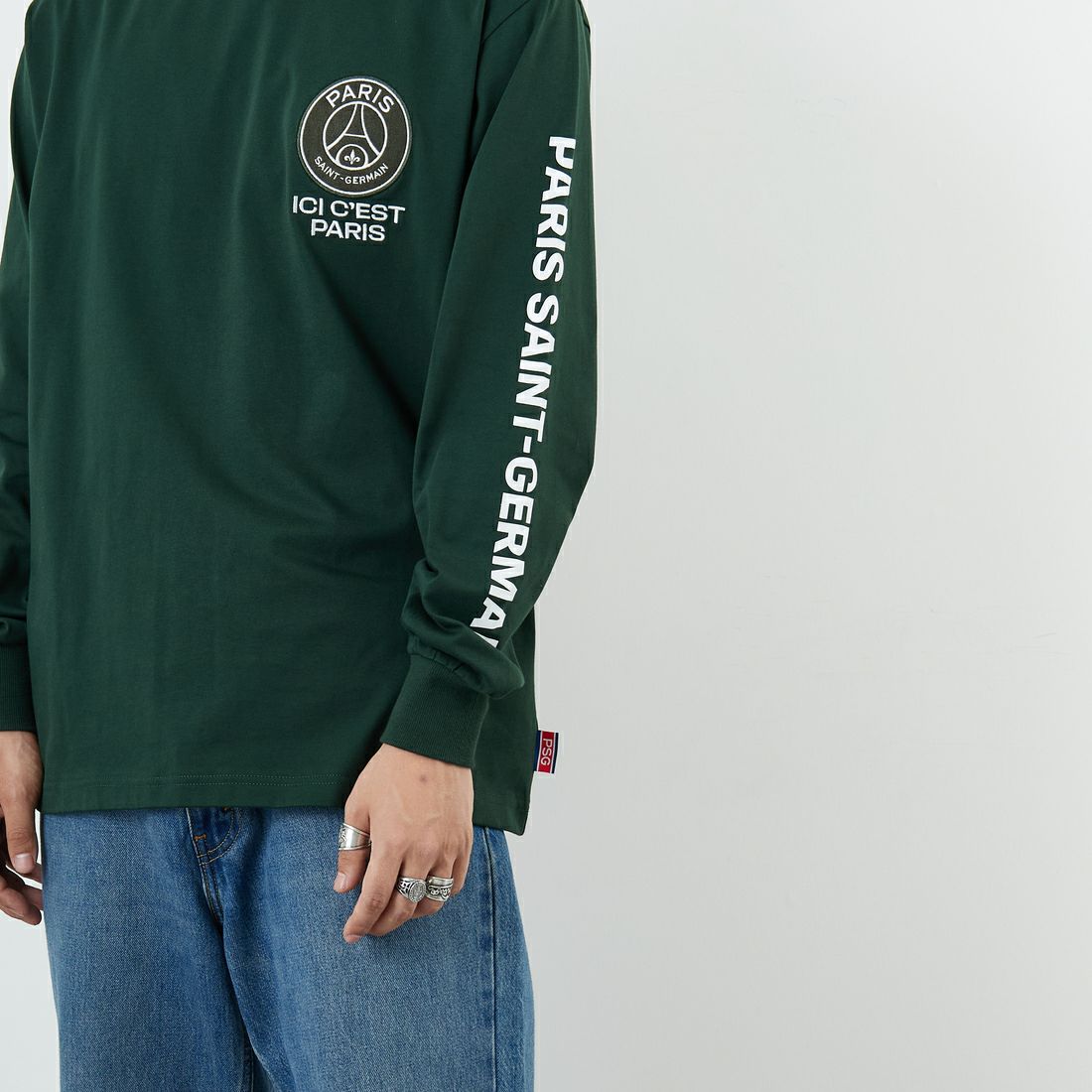 PARIS SAINT-GERMAN [パリ・サンジェルマン] PSG スエードエンブレムスリーブロゴTシャツ [PS0325FW0003] DK GREEN &&モデル身長：179cm 着用サイズ：L&&