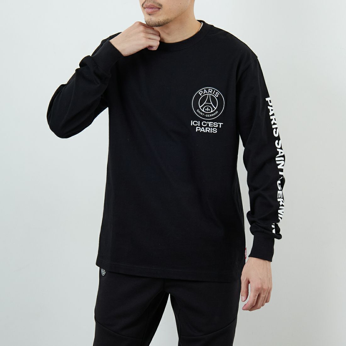 PARIS SAINT-GERMAN [パリ・サンジェルマン] PSG スエードエンブレムスリーブロゴTシャツ [PS0325FW0003] BLACK &&モデル身長：168cm 着用サイズ：M&&