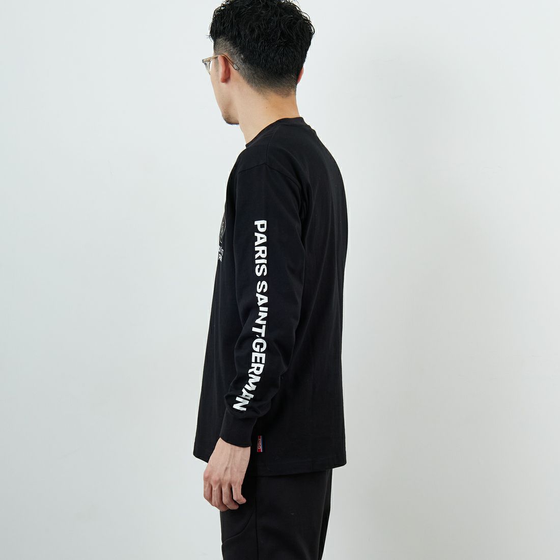 PARIS SAINT-GERMAN [パリ・サンジェルマン] PSG スエードエンブレムスリーブロゴTシャツ [PS0325FW0003] BLACK &&モデル身長：168cm 着用サイズ：M&&