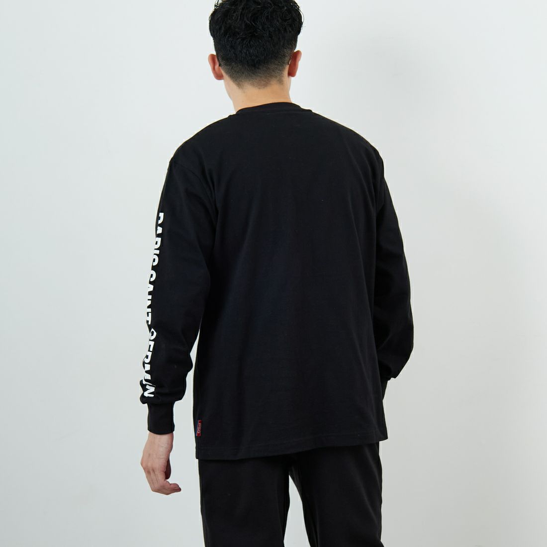 PARIS SAINT-GERMAN [パリ・サンジェルマン] PSG スエードエンブレムスリーブロゴTシャツ [PS0325FW0003] BLACK &&モデル身長：168cm 着用サイズ：M&&