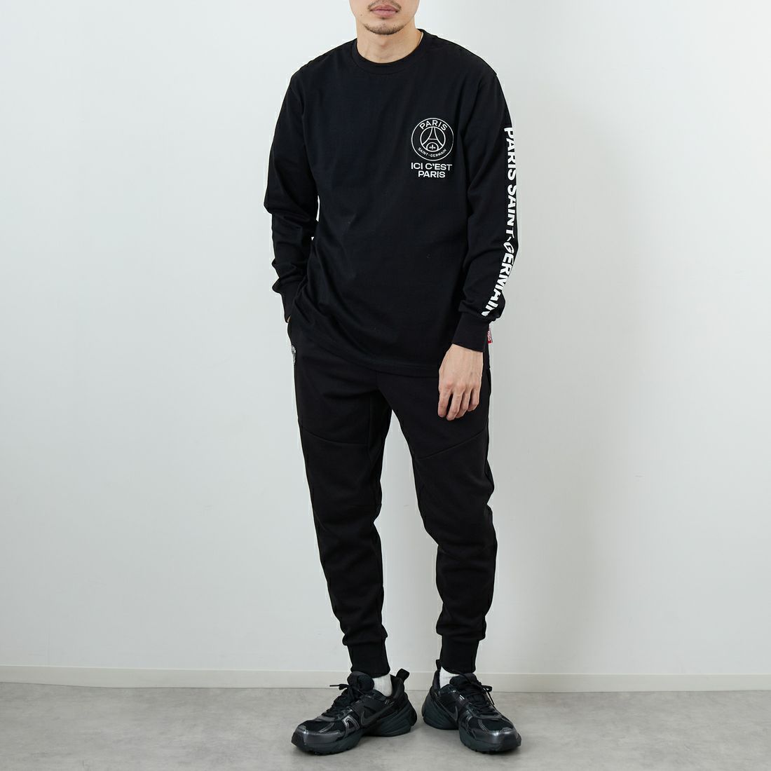 PARIS SAINT-GERMAN [パリ・サンジェルマン] PSG スエードエンブレムスリーブロゴTシャツ [PS0325FW0003] BLACK &&モデル身長：168cm 着用サイズ：M&&