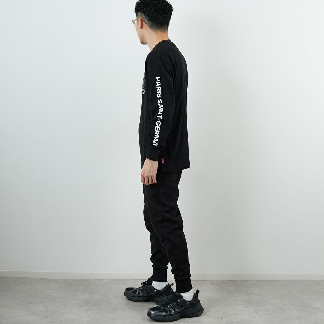 PARIS SAINT-GERMAN [パリ・サンジェルマン] PSG スエードエンブレムスリーブロゴTシャツ [PS0325FW0003] BLACK &&モデル身長：168cm 着用サイズ：M&&