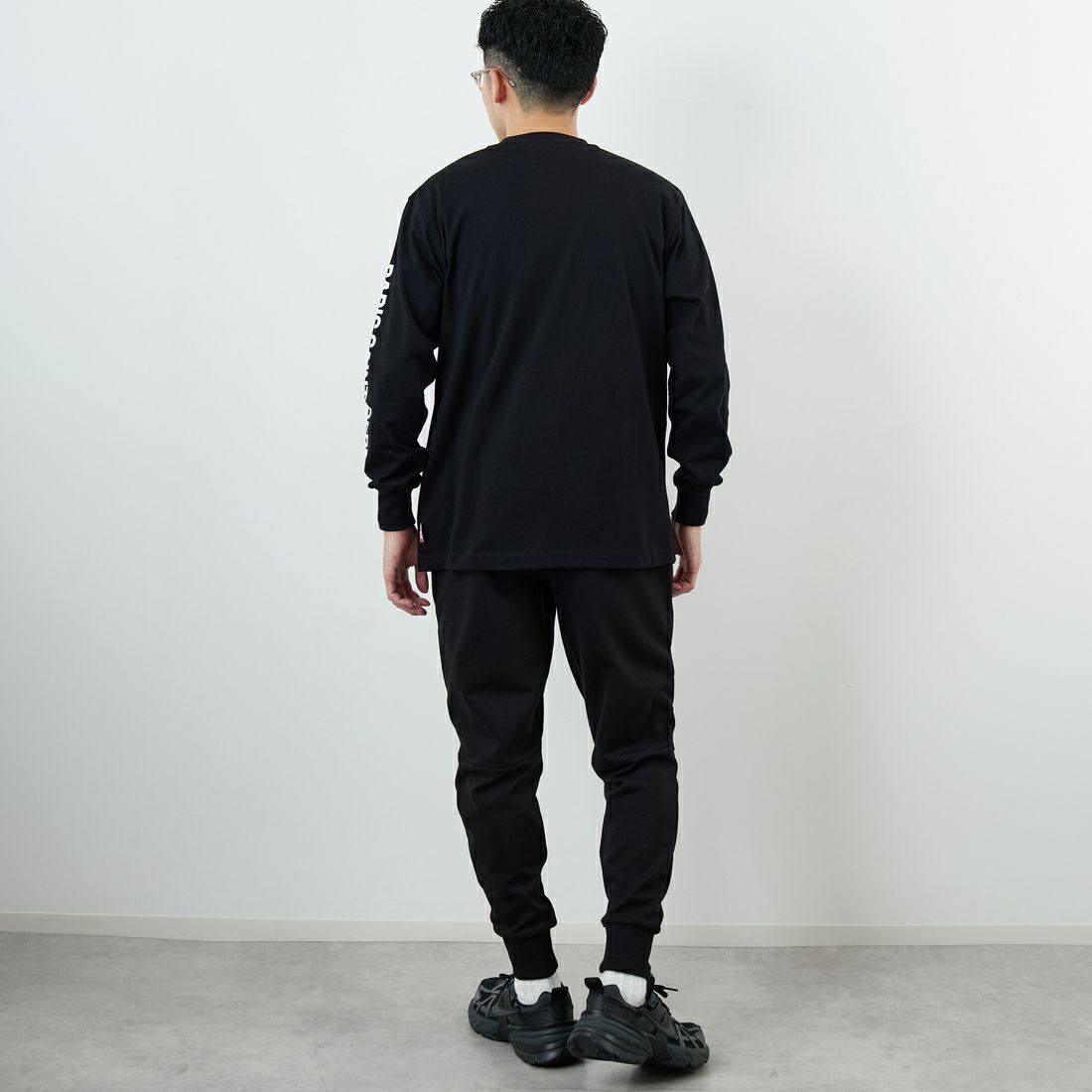 PARIS SAINT-GERMAN [パリ・サンジェルマン] PSG スエードエンブレムスリーブロゴTシャツ [PS0325FW0003] BLACK &&モデル身長：168cm 着用サイズ：M&&