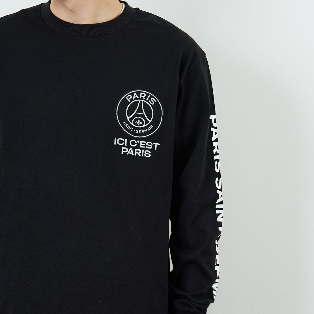 PARIS SAINT-GERMAN [パリ・サンジェルマン] PSG スエードエンブレムスリーブロゴTシャツ [PS0325FW0003] BLACK &&モデル身長：168cm 着用サイズ：M&&