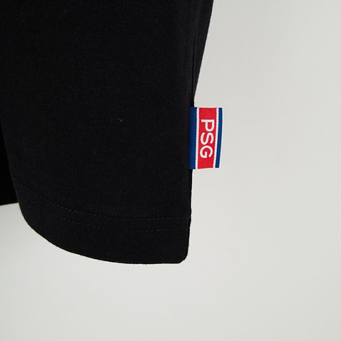 PARIS SAINT-GERMAN [パリ・サンジェルマン] PSG スエードエンブレムスリーブロゴTシャツ [PS0325FW0003] BLACK