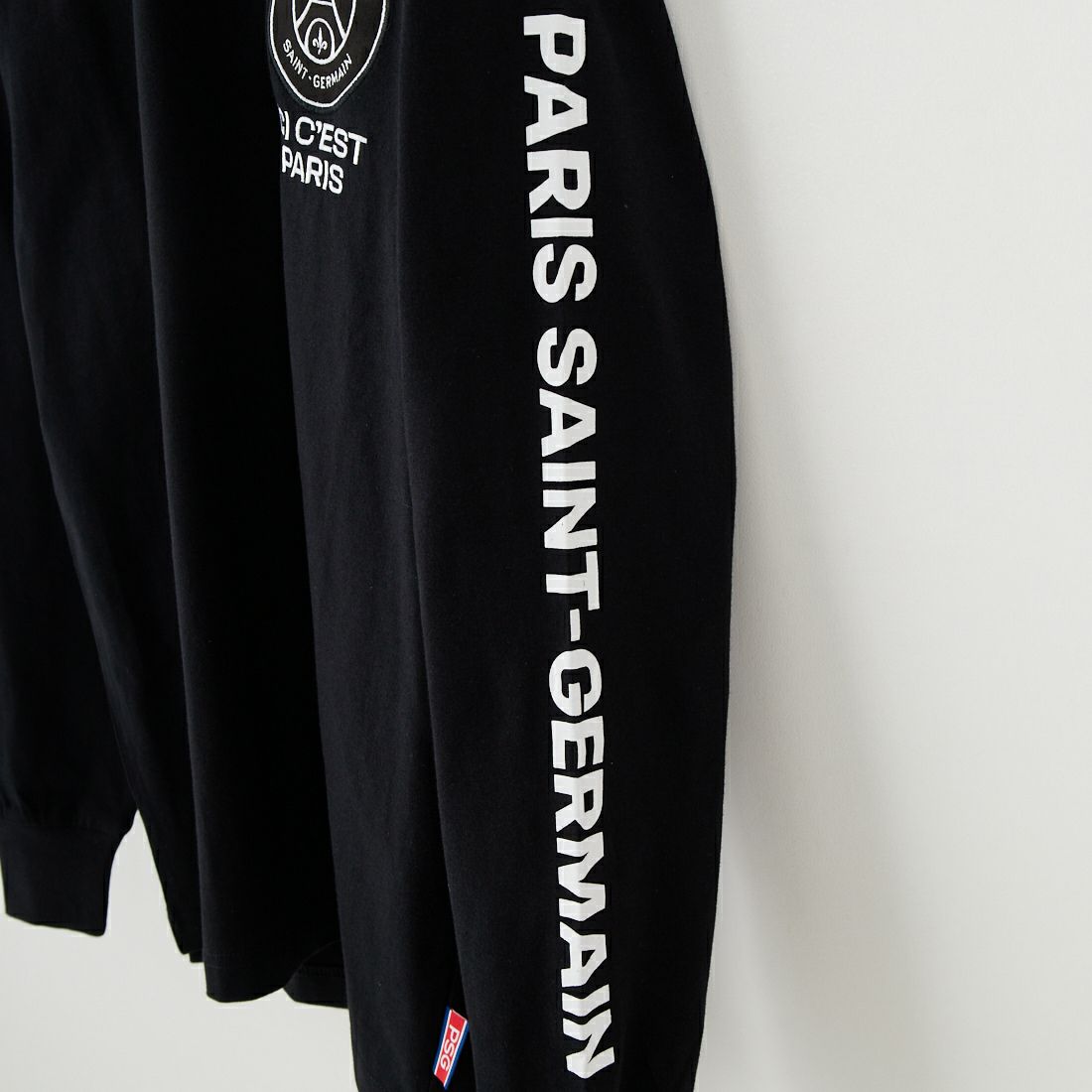 PARIS SAINT-GERMAN [パリ・サンジェルマン] PSG スエードエンブレムスリーブロゴTシャツ [PS0325FW0003] BLACK